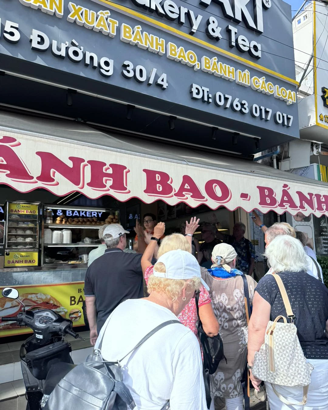 TUYỂN NHÂN VIÊN PHA CHẾ & BÁN BÁNH